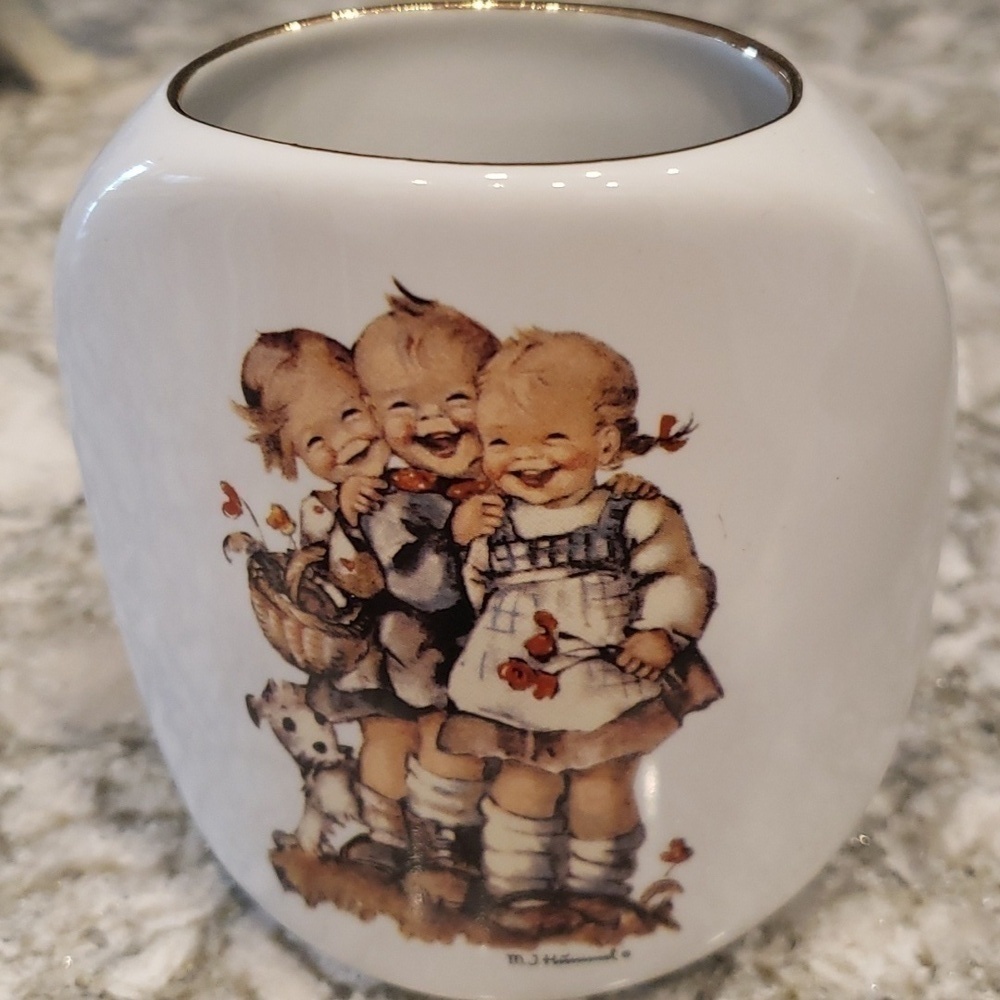 Hummel vase